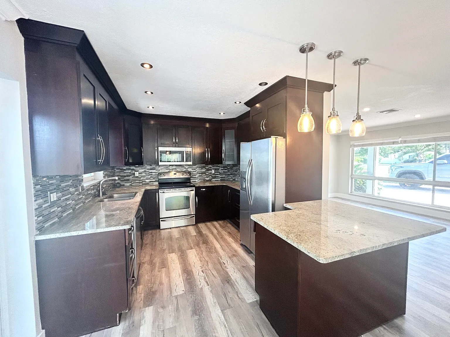 3 bed, 2.0 bath, 1700 sqft, $4,300 — Photo 4