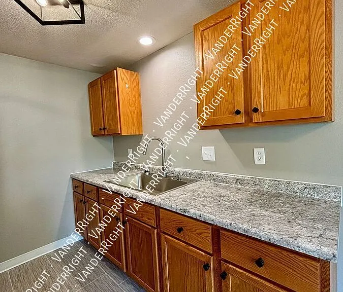 215 E 3rd St #1 — Photo 6