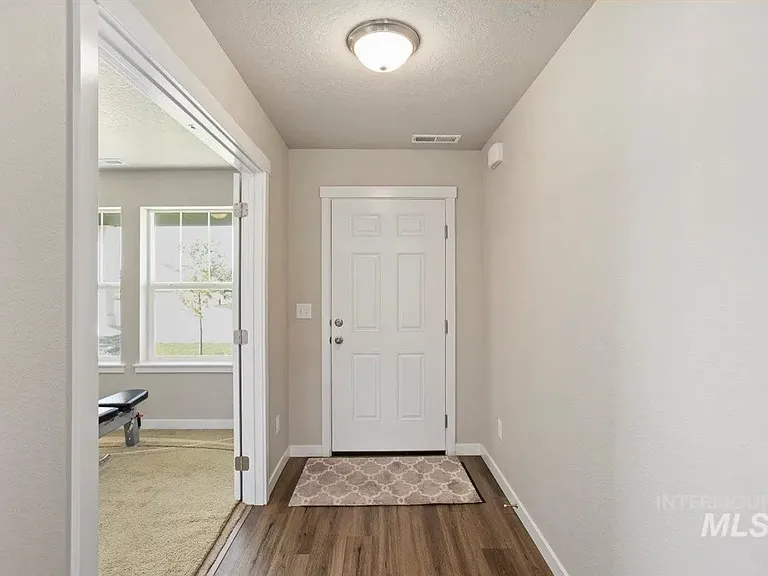 765 SW Huebert — Photo 3