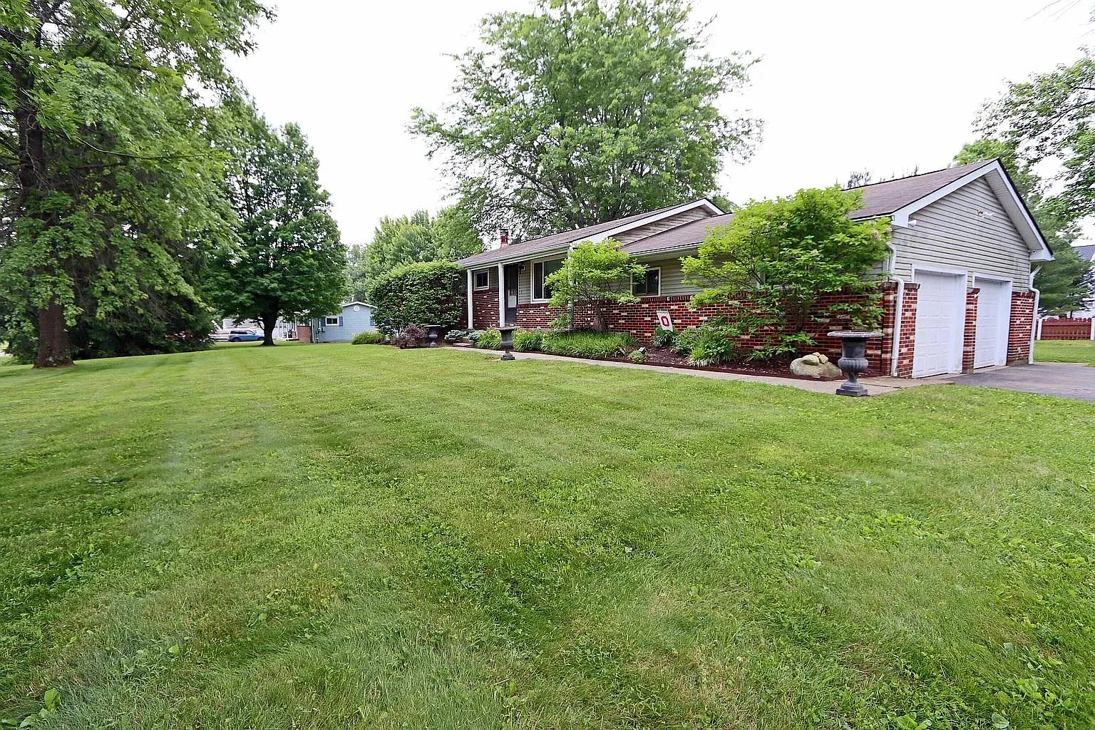 3 bed, 1.5 bath, 1552 sqft, $2,300 — Photo 2