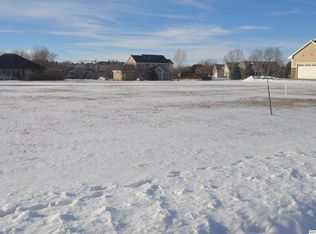90 Timber Creek Dr, Mason City, IA 50401