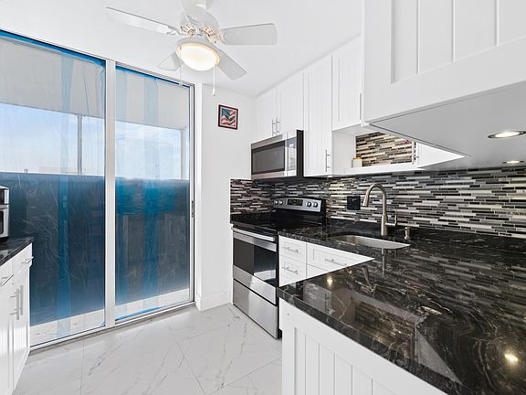 4th image of 1505 N Riverside Drive #808
