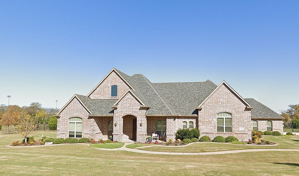 1st image of 904 N Bluffview Dr