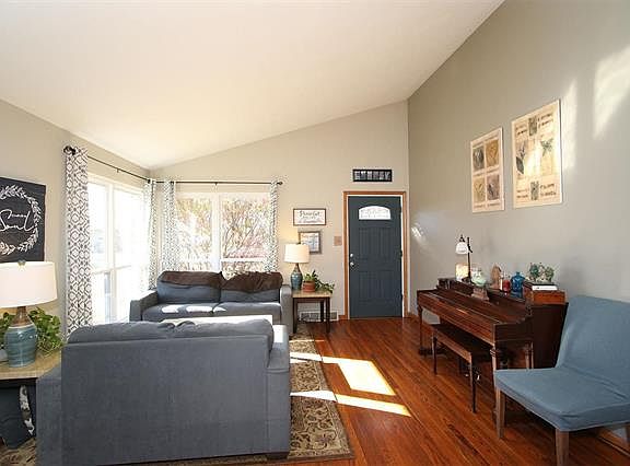 3rd image of 464 Buena Vista St