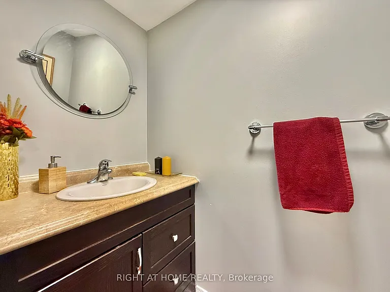 569 Walpole Cres — Photo 15