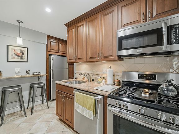 4th image of 125 Bronx River Road #2F