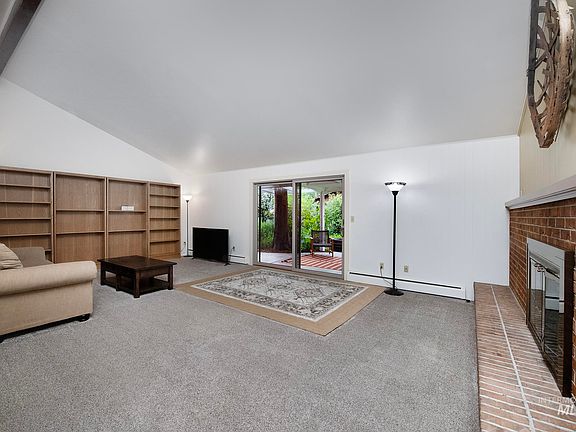 4th image of 1281 Moore Way