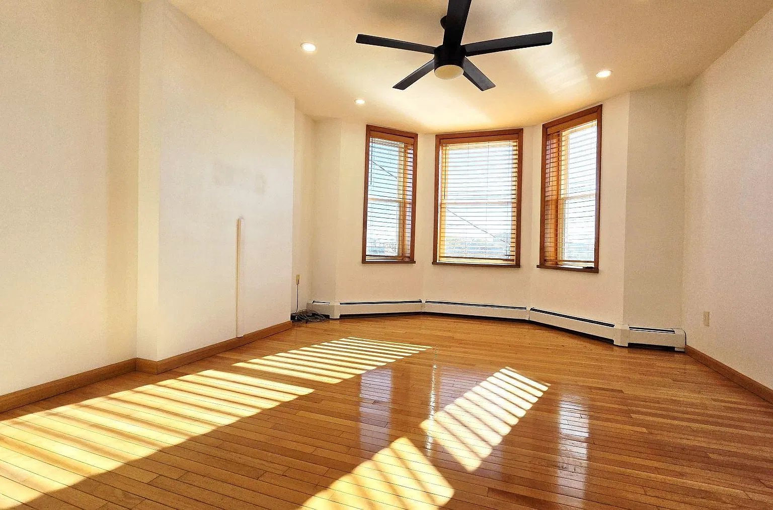 2 bed, 1.0 bath, $3,100 — Photo 2