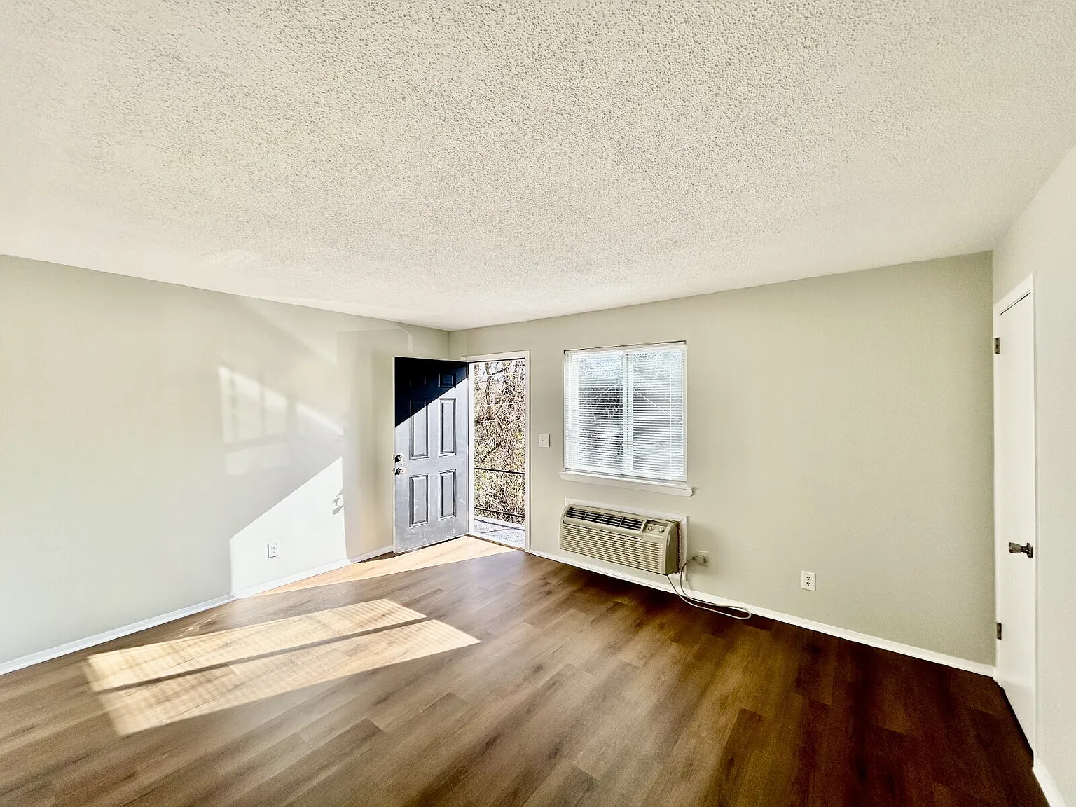 2 bed, 1.0 bath, 846 sqft, $1,200 — Photo 2