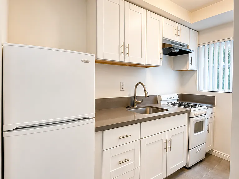 3730 Clarington Ave — Photo 6