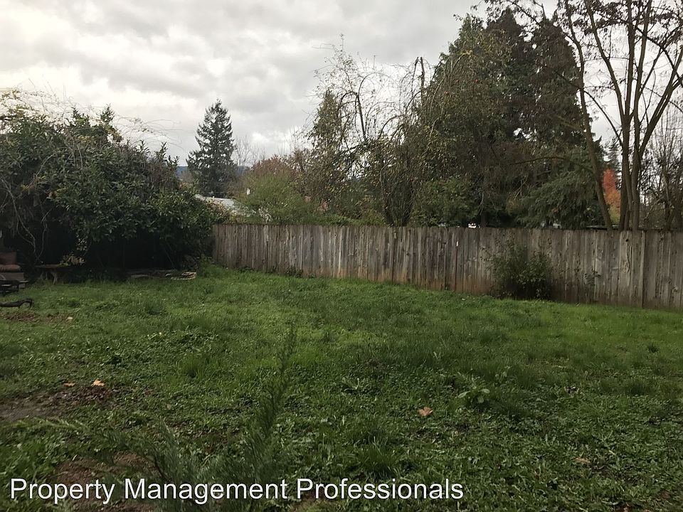 2nd image of 1400 Rogue River Hwy APT 26
