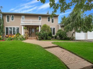 313 Clearview Ln, Massapequa, NY