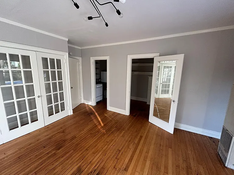 137 E Chestnut St #8 — Photo 3