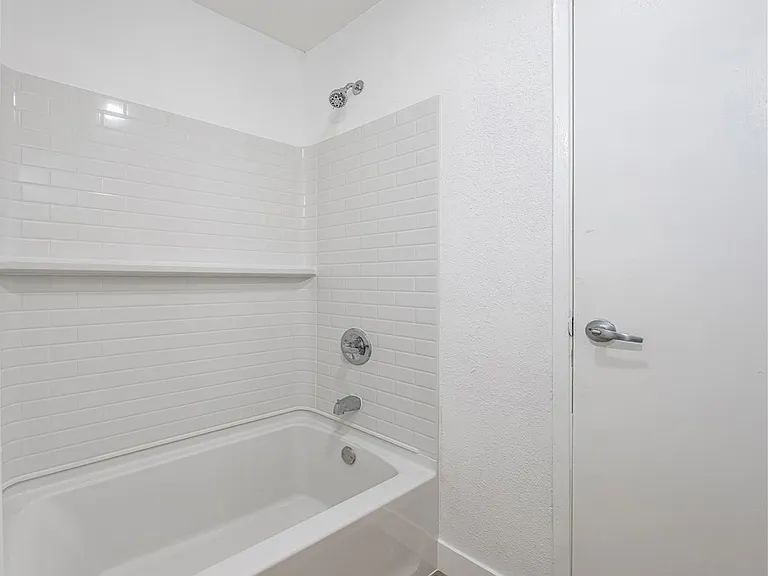 1650 S Campus Ave #17 — Photo 20