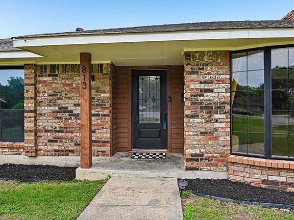2nd image of 813 Oakbluff Dr