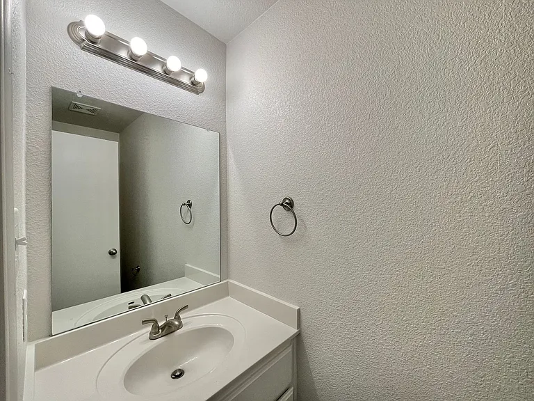 1708 Castroville Trl — Photo 4
