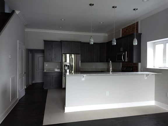 4th image of 1004 W Marshall St
