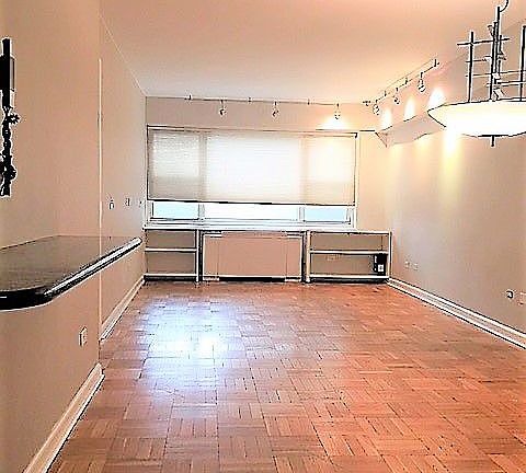 3rd image of 100 W 57th St APT 10B