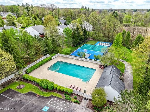 5th image of 136 Kensington Ct