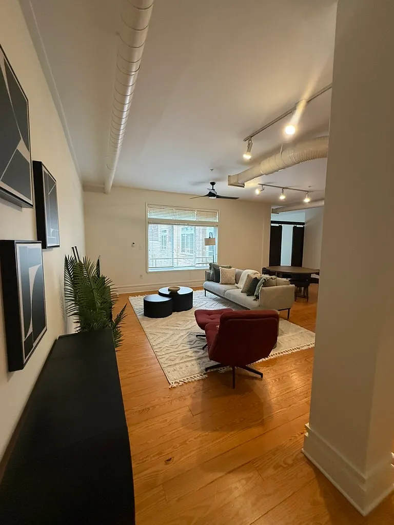 1 bed, 1084 sqft, $2,350 — Photo 3