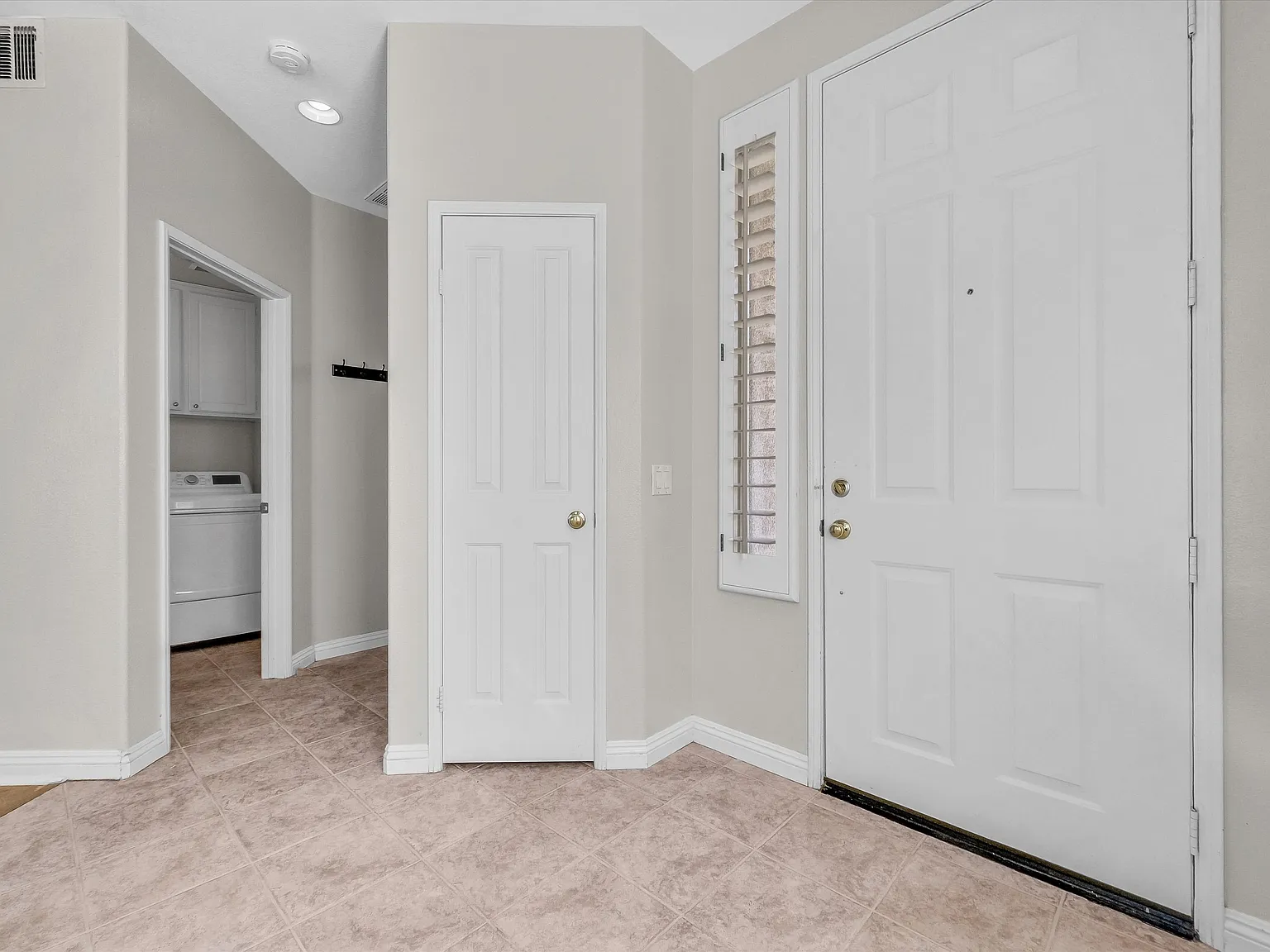 5 bed, 2372 sqft, $4,300 — Photo 4