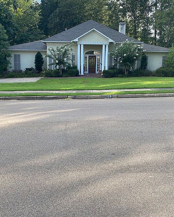 2nd image of 329 Woodlands Dr