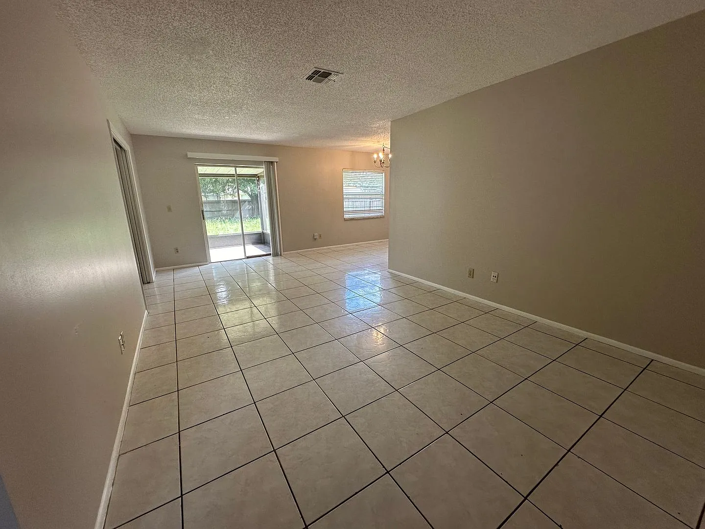 Cozy 3 Bedroom/2 bathroom Townhouse — Photo 2
