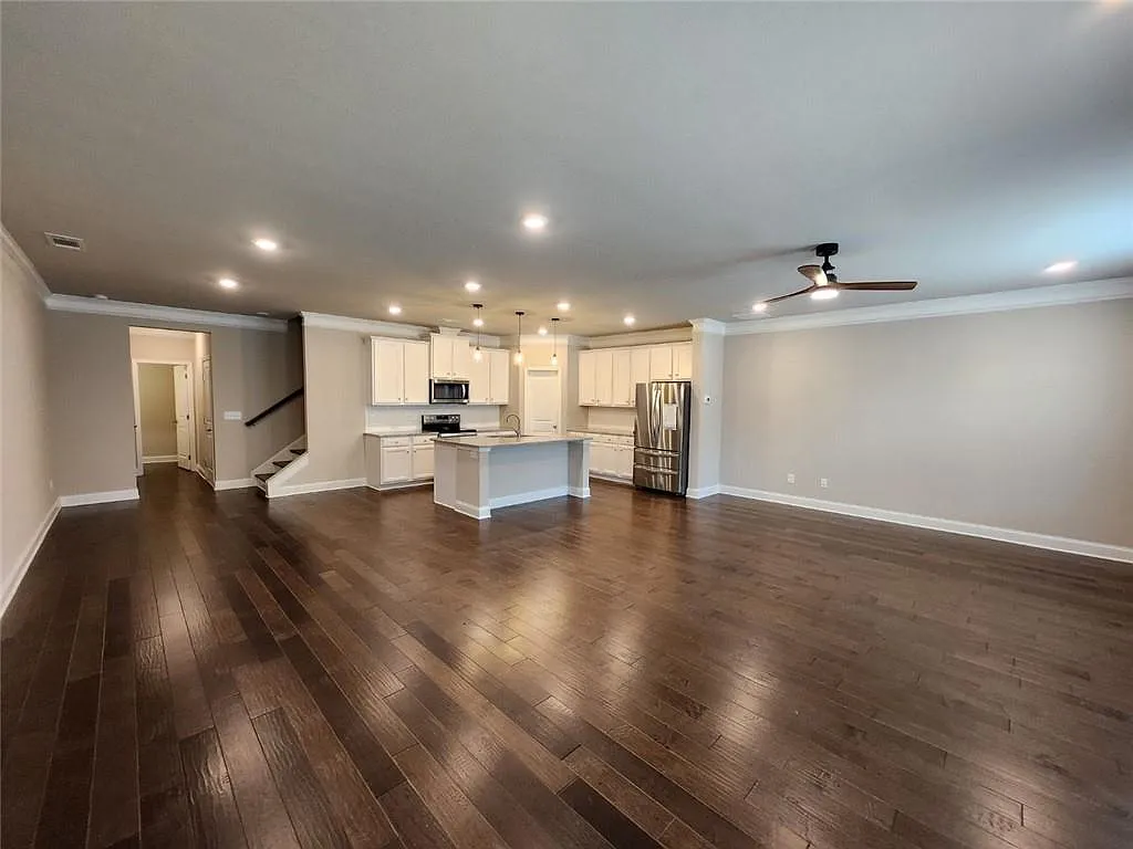 3 bed, 2.5 bath, 2294 sqft, $2,300 — Photo 2