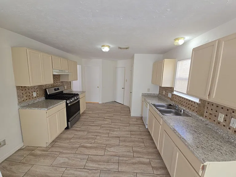 21802 Westfield Ridge Dr — Photo 2