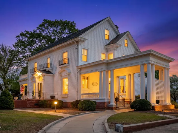 309 W Divine St, Dunn, NC 28334