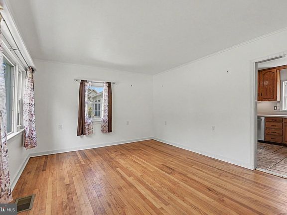 5th image of 922 Valley Rd