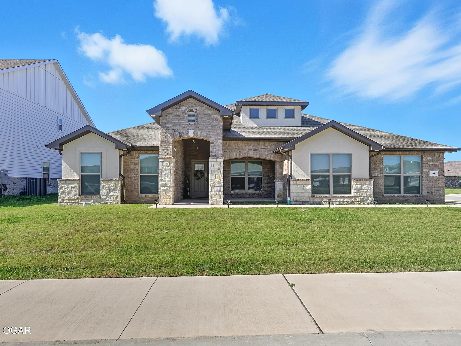 4 bed, 3.0 bath, 2605 sqft, $3,200 — Photo 1