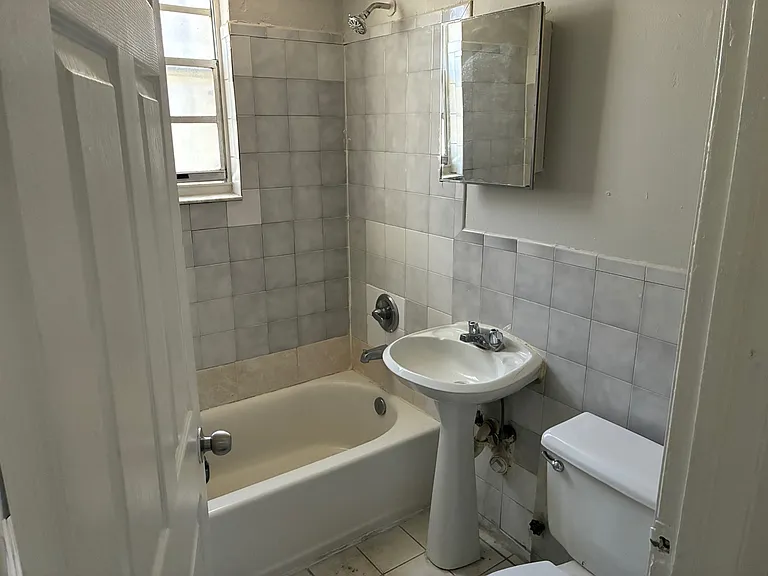 210 NW 17th St #1 — Photo 5