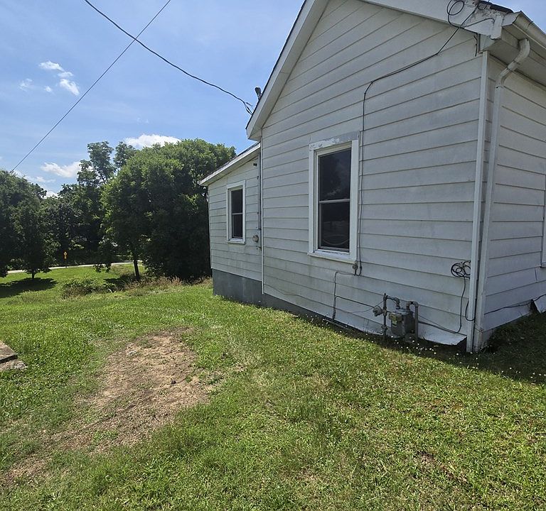 2nd image of 460 Locust Ln
