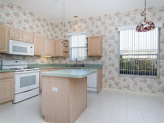 5th image of 402 Fairlane Dr