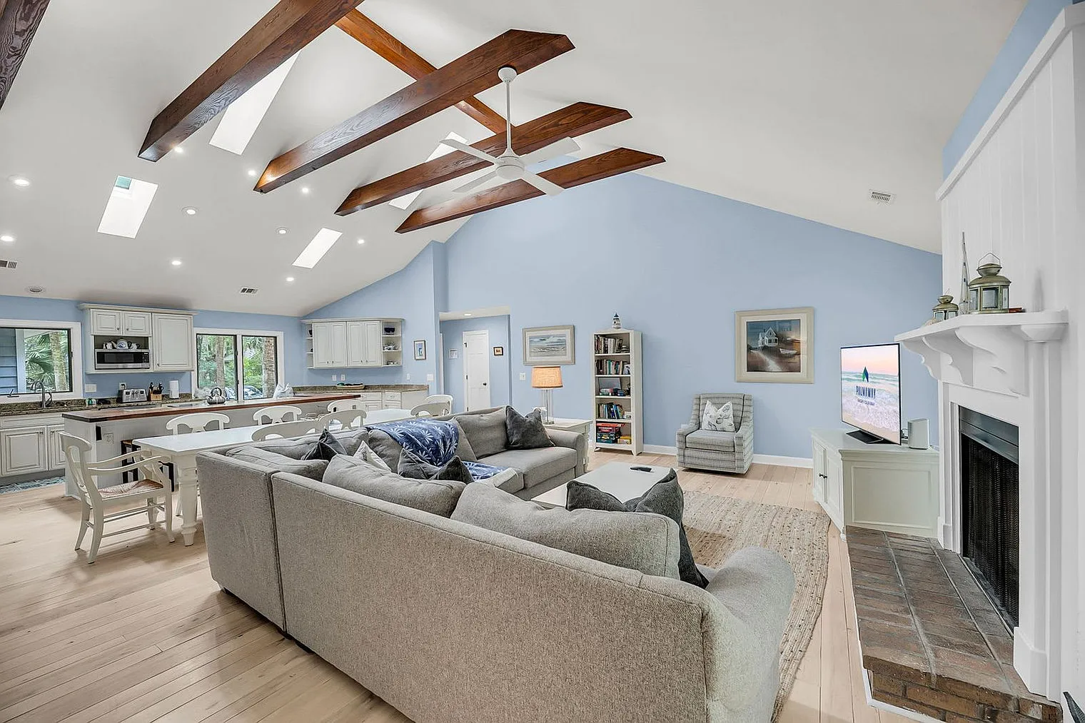 4 bed, 4.0 bath, 2992 sqft, $5,684 — Photo 1