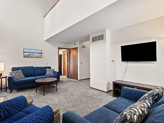 4th image of 220 E Park View Dr