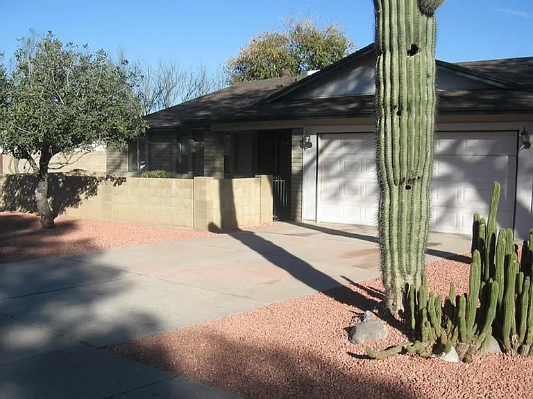 514 E Morrow Dr — Photo 1