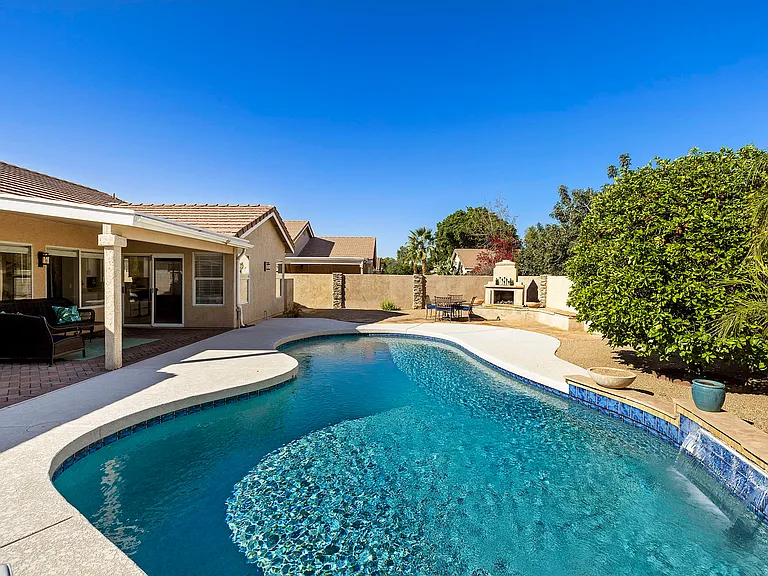 842 W Cooley Dr — Photo 1
