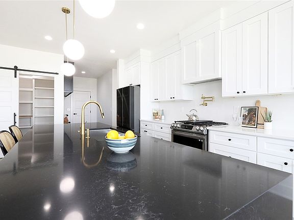 4th image of 820 NW Sandy Hollow Cir