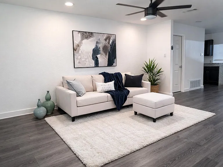 6913 Shannon Dr — Photo 2