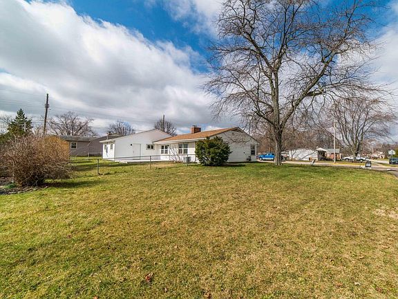 4th image of 4823 Amesbury Way