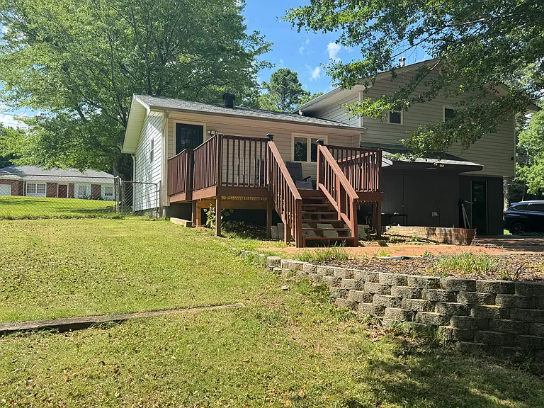 2323 Applewood Dr — Photo 2