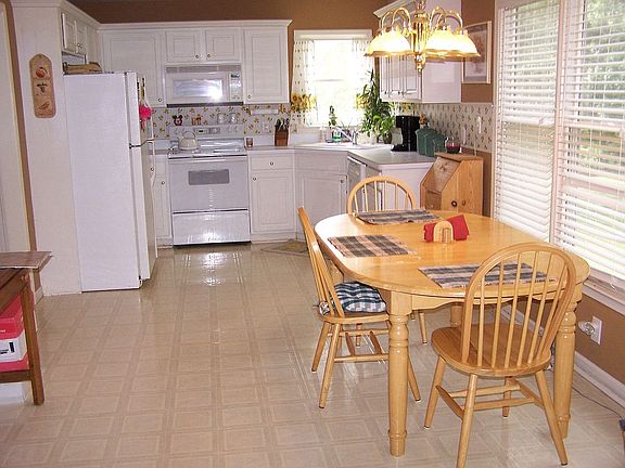 Spacious kitchen provides lots of light!