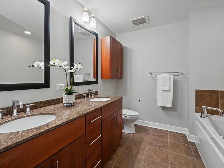 505 N McClurg Ct #1401 — Photo 10