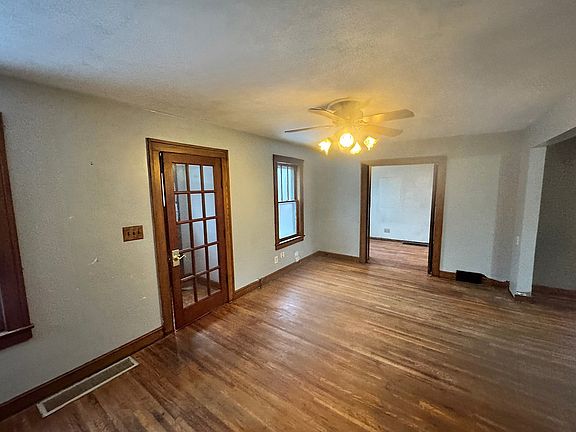 3rd image of 684 Davenport St