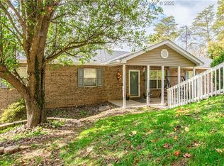 105 Flintstone Dr, Eleanor, WV 25070