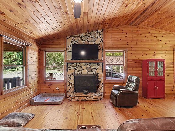 4th image of 8 Stoney Brook Trl