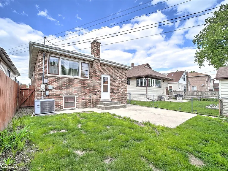 4043 N Wagner Ave — Photo 32