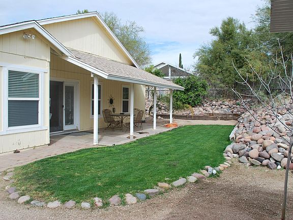 Tenants let grass die. Can put in grass.